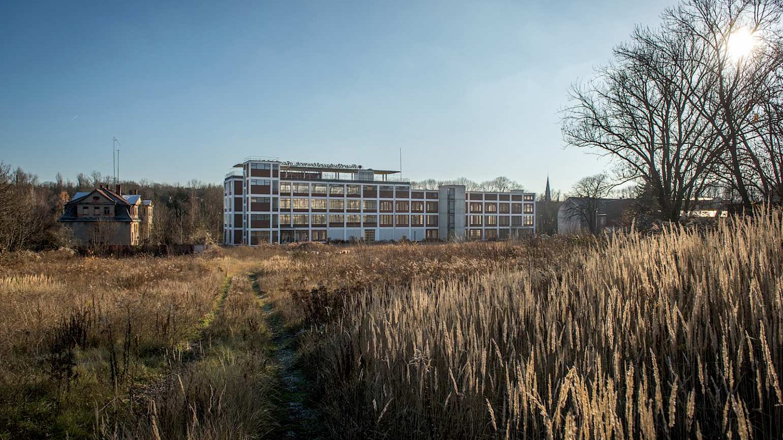 The Eiermannbau in Apolda is a prominent example of the many vacant and disused buildings in Thuringia. After standing empty for more than 20 years, IBA Thüringen has started using the building and is developing it as an own initiative. Since summer 2016, it has hosted regular exhibitions and events as part of IBA Thüringen’s activities. Photo: Thomas Müller