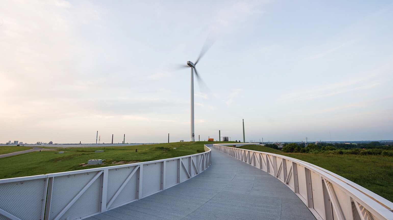 Energieberg Georgswerder: The horizon route leading around the peak, 2013 © Martin Kunze / IBA Hamburg GmbH