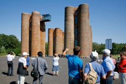 Since 2008, the Bio Towers have been an open industrial monument and venue for events. Traditionsverein Braunkohle Lauchhammer guides visitors around the grounds and to the viewing pulpit, 2009. Image: Thomas Kläber
