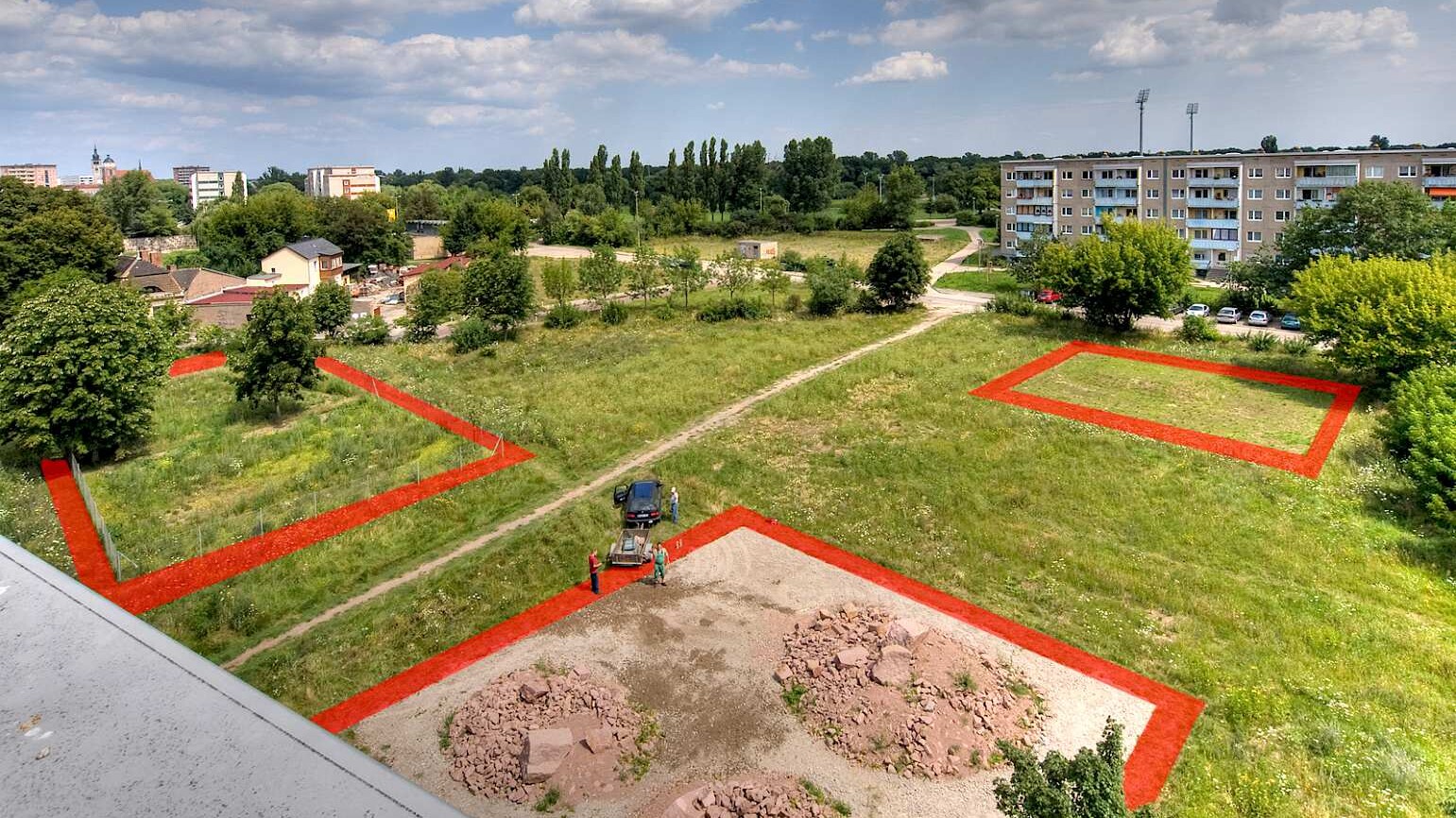 Fotomontage mit drei mit roter Farbe abgeteilten quadratischen Abschnitten einer Rasenfläche