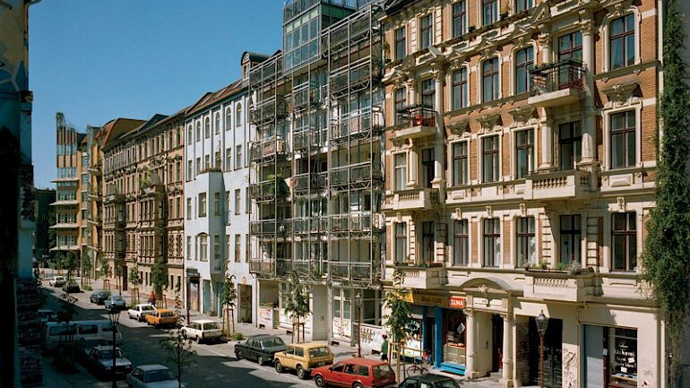 View of the Admiralstraße facing Fraenkelufer, with the corner house by Inken and Hinrich Baller in the background, 1989 © Landesarchiv Berlin, F Rep. 290 Nr. 0016908 / Foto: Edmund Kasperski