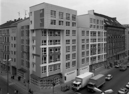 Residential and office building at Checkpoint Charlie, 1986 © Landesarchiv Berlin, F Rep. 290 Nr. 0284765 / Foto: Günter Schneider
