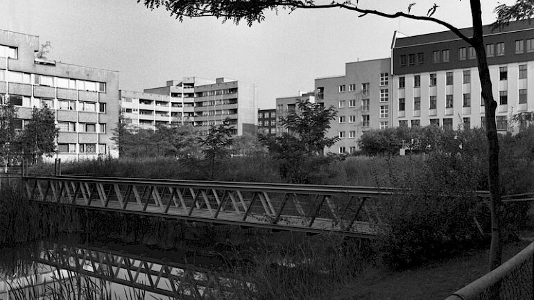 Inner courtyard of the Eco-Project Block 6 with constructed wetland, 1991 © Landesarchiv Berlin, F Rep. 290 Nr. 0332123 / Foto: Edmund Kasperski