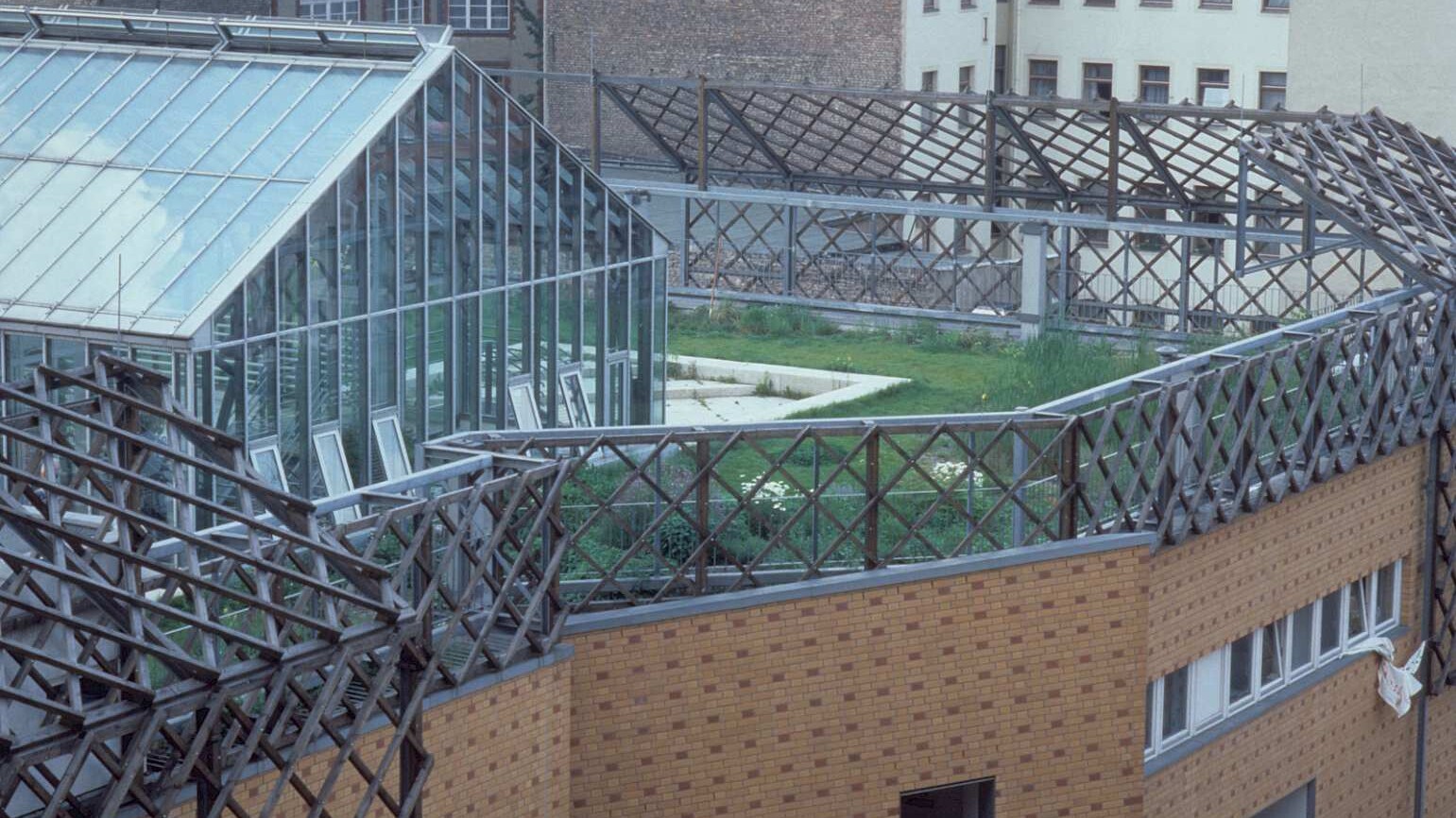 The daycare centre after conversion of the car park, with a rooftop garden and the roofed courtyard, 1987 © FHXB Friedrichshain-Kreuzberg Museum, Lizenz RR-F