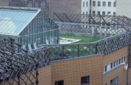 The daycare centre after conversion of the car park, with a rooftop garden and the roofed courtyard, 1987 © FHXB Friedrichshain-Kreuzberg Museum, Lizenz RR-F