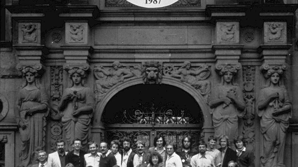 Team of IBA Berlin outside the office in 1987, with Directors Hardt-Waltherr Hämer (top centre), Josef Paul Kleihues on the right © FHXB Friedrichshain-Kreuzberg Museum, Lizenz RR-F