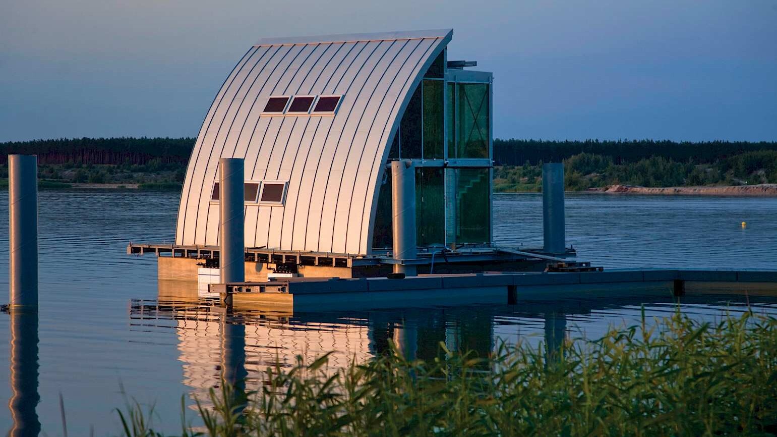 ein schwimmender Bungalow in der Abendsonne
