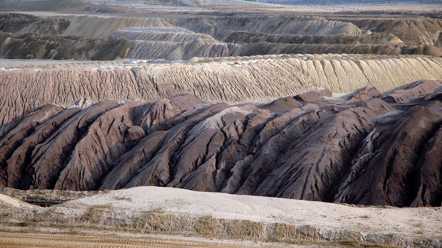 der Eindruck einer Mondlandschaft, bestehend aus umgewälzten Erdmassen
