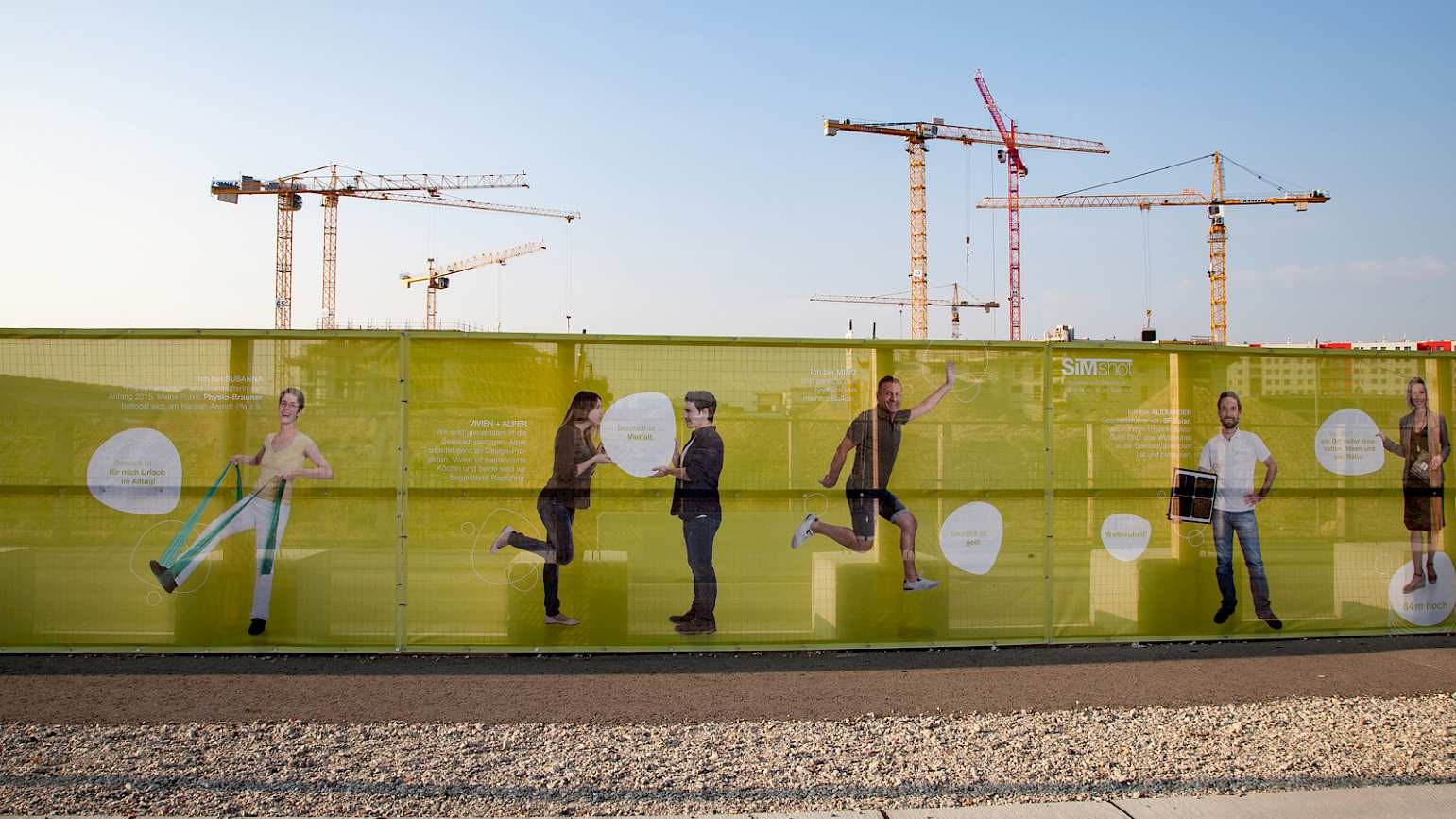 On the construction site fence “Faces of the Seestadt” residents present their activities in the IBA area © Wien 3420 / Rimshot Fotografie