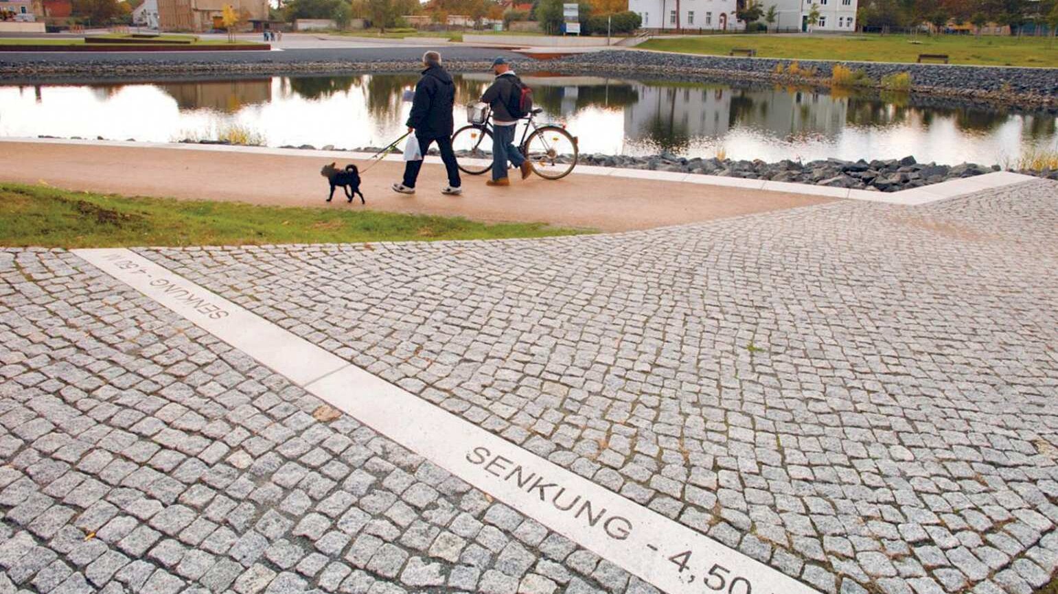 auf einem Weg ist eine Markierung mit der Aufschrift „Senkung 4,50 M“ zu sehen