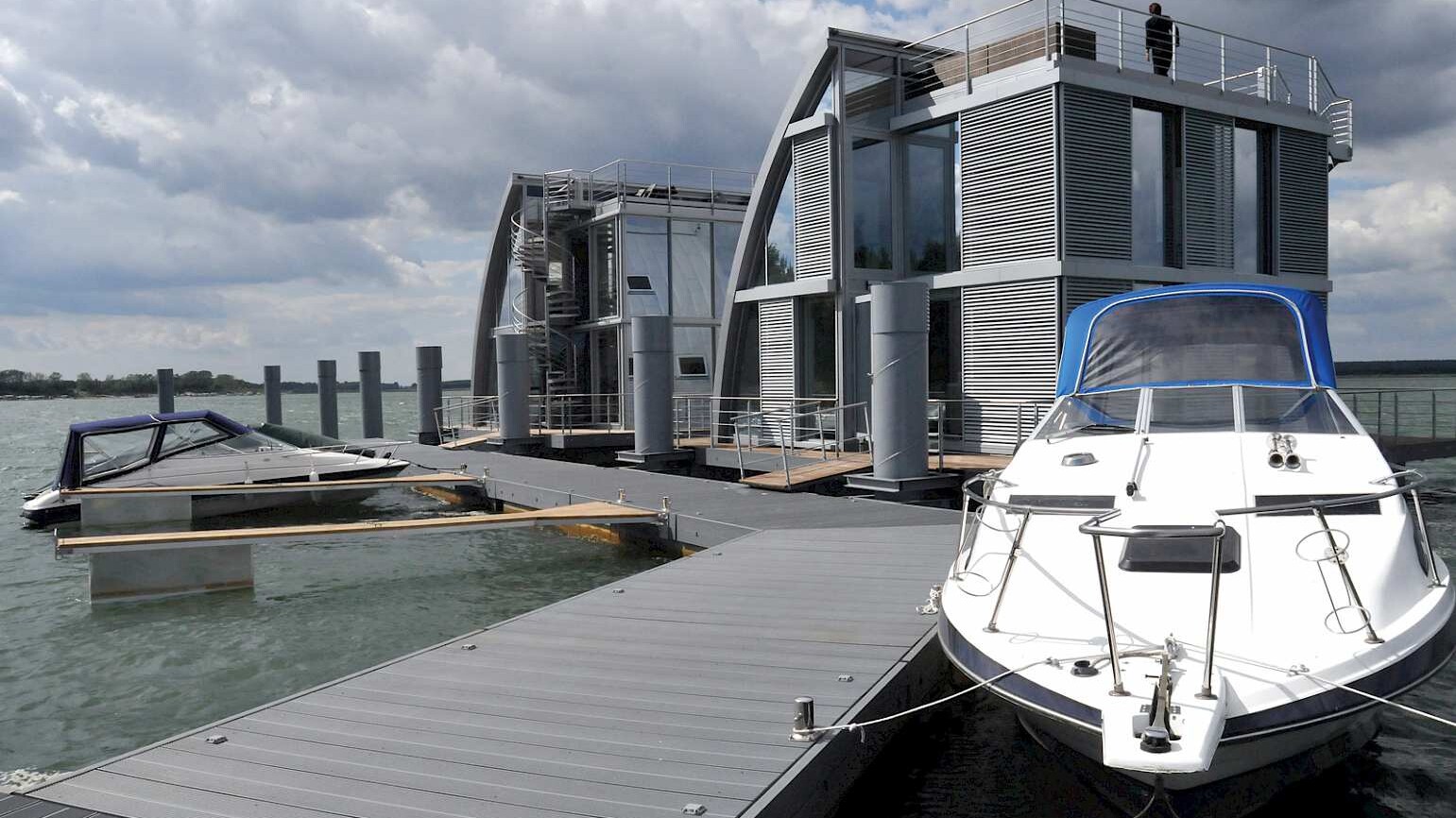 Floating homes on Lake Geierswalde: 10 large bodies of water will be connected by navigable canals when flooding is completed, 2013. Image: Radke/ LMBV