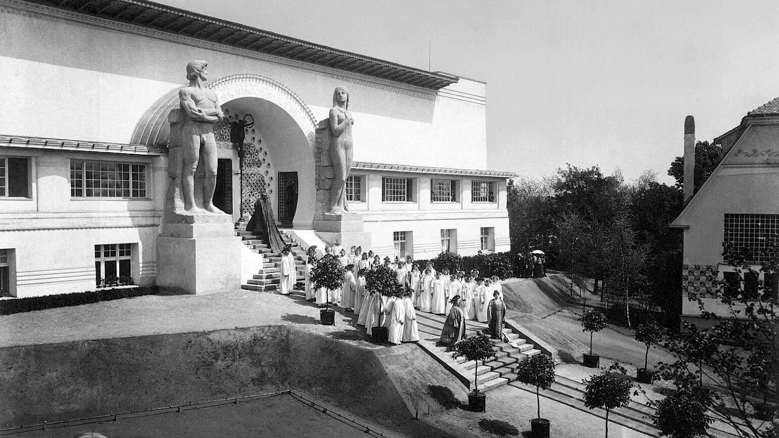 Mathildenhöhe Darmstadt, opening the Artists’ Colony exhibition with an inauguration play on 15 May 1901. Photographer unknown © Institut Mathildenhöhe, Städtische Kunstsammlung Darmstadt